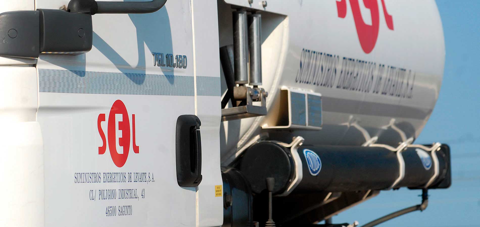 Camión de reparto de gasóleo SEL en Castellón